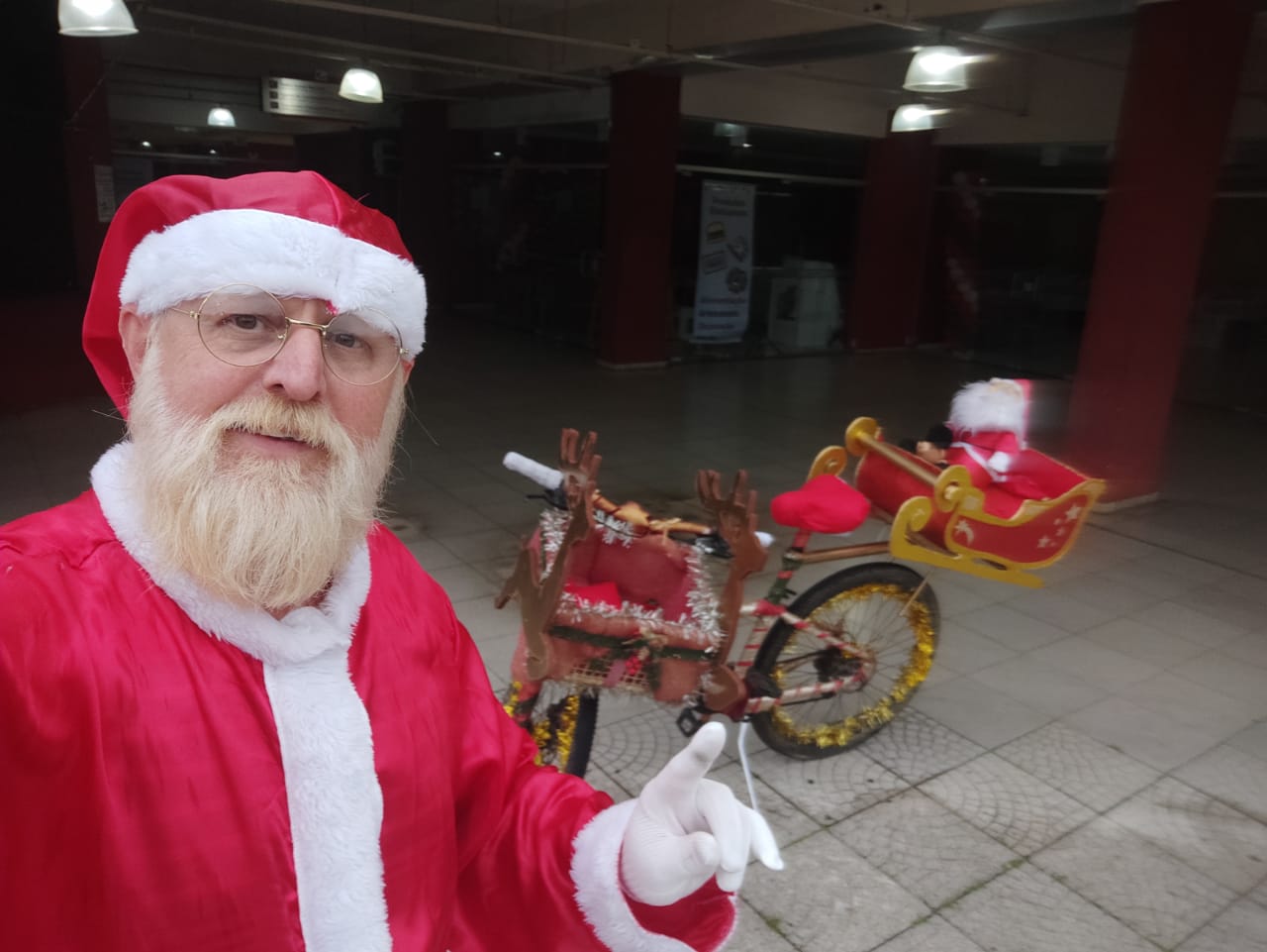 Bari Fossile, representando o Papai Noel ciclista